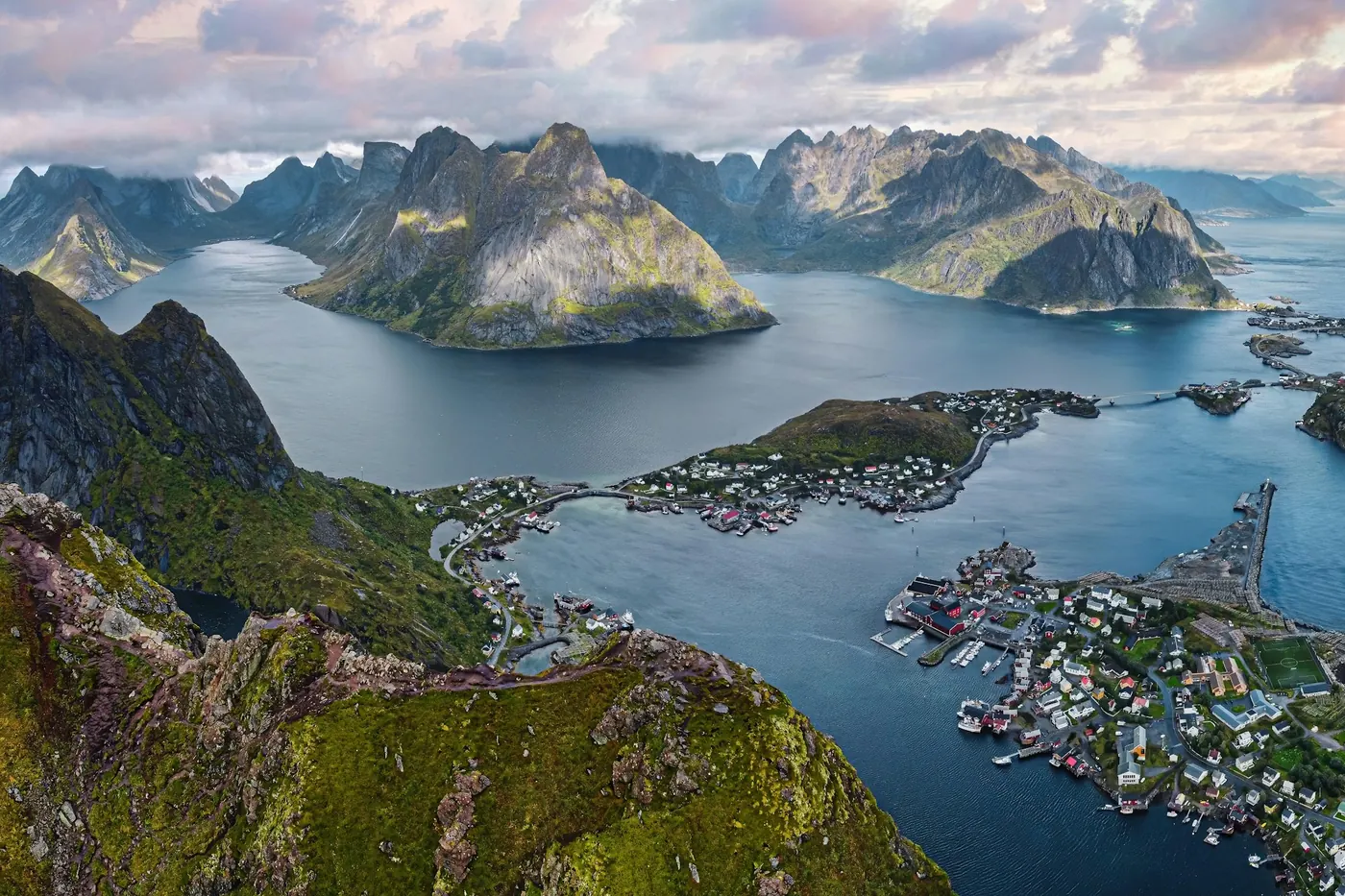 Vue depuis le Reinebringen sur Reine et ses îles, le fjord et des montagnes déchiquetées